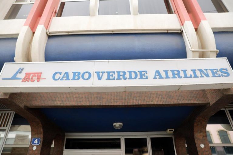 CABO VERDE AIRLINES VALE QUASE 8% DO PIB MAS ESTÁ PARADA DESDE MARÇO