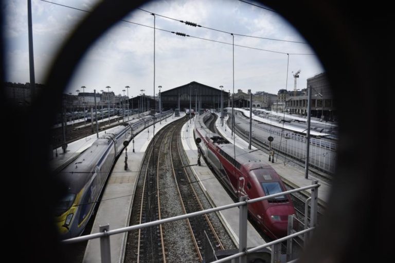 COVID-19: BRUXELAS QUER MENOS PASSAGEIROS NOS TRANSPORTES MAS ADMITE EXCEÇÃO EM VOOS