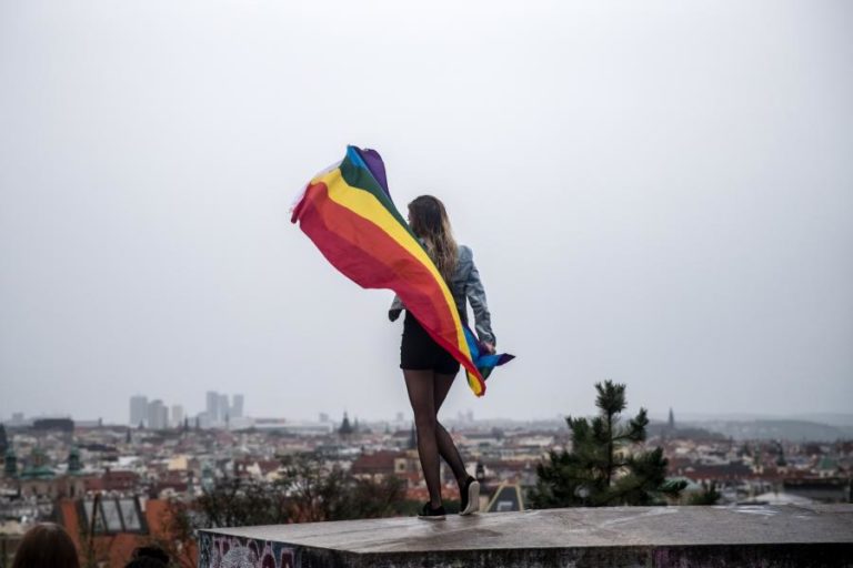 DISCRIMINAÇÃO DE GAYS, LÉSBICAS E TRANSGÉNERO AINDA É ELEVADA NA EUROPA – RELATÓRIO