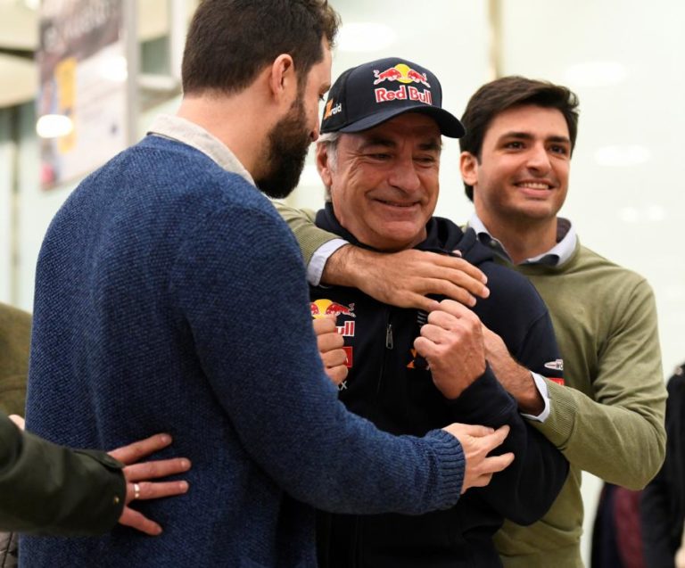 CARLOS SAINZ JR. TEM “TALENTO EXCECIONAL” E VAI “SURPREENDER” NA FERRARI