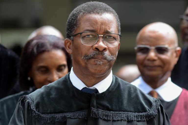 ESTADO MOÇAMBICANO “PERMITE ERROS DE PALMATÓRIA” NA ESCOLHA DE POLÍCIAS — EX-BASTONÁRIO