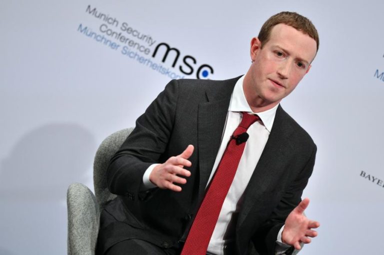 ZUCKERBERG ADMITE QUE FACEBOOK ESTAVA ATRASADO NA LUTA CONTRA A DESINFORMAÇÃO