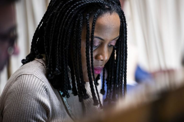 JOACINE PEDE AO GOVERNO CAMPANHA ANTIRRACISTA E PROGRAMA PARA INTEGRAÇÃO DE MINORIAS