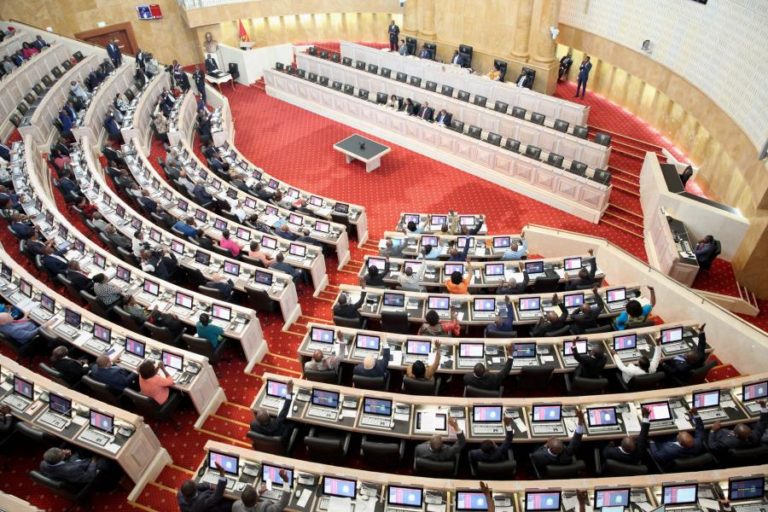PARLAMENTO ANGOLANO APROVA DESCONTOS DE POLÍCIAS E MILITARES PARA O IRT E OPOSIÇÃO CONTESTA
