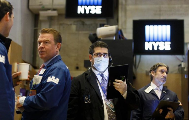WALL STREET FECHA EM ALTA APESAR DE INDICADORES CONTRASTADOS E TENSÃO COM CHINA