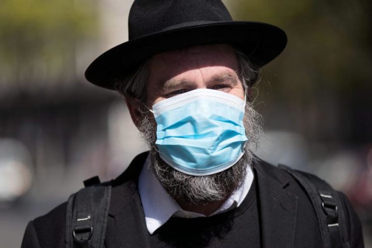 COVID-19: POLÓNIA ABANDONA USO OBRIGATÓRIO DE MÁSCARA