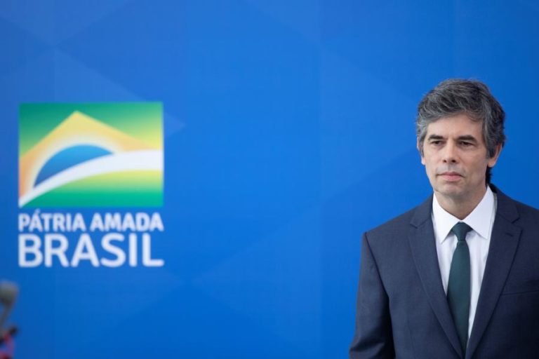 COVID-19: MINISTRO DA SAÚDE DO BRASIL PEDE DEMISSÃO