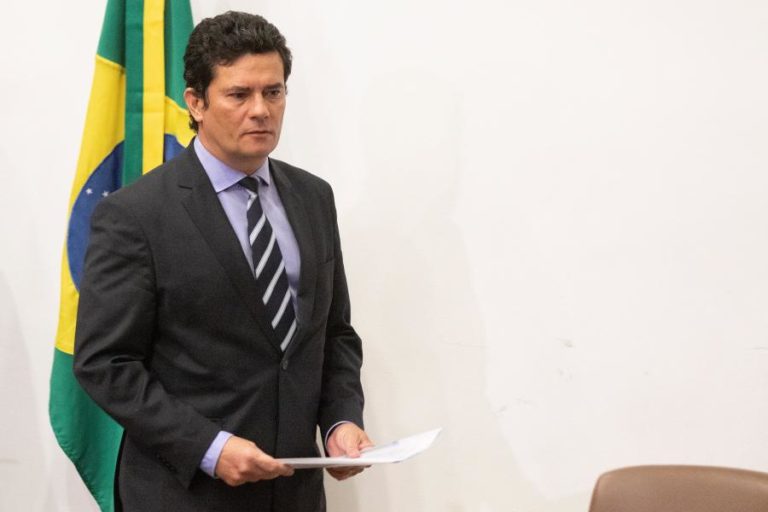 MORO INSINUA QUE BOLSONARO NÃO VETOU PONTOS DE PROJETO ANTICRIME PARA PROTEGER FILHO