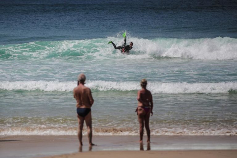 COVID-19: COSTA DE CAPARICA COM POUCOS BANHISTAS QUE SÓ QUEREM “MANTER A SANIDADE MENTAL”