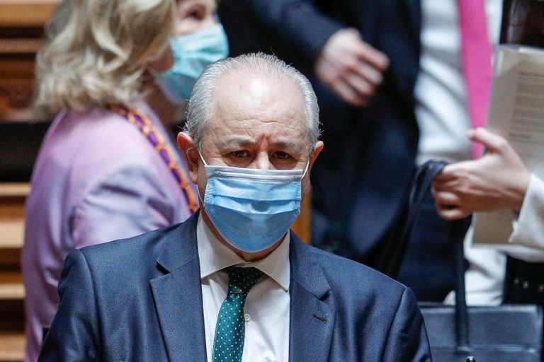 RIO CRITICA COSTA POR MANTER CENTENO E DIZ QUE FORÇA DO MINISTRO “É SUPERIOR” À DO PRIMEIRO-MINISTRO