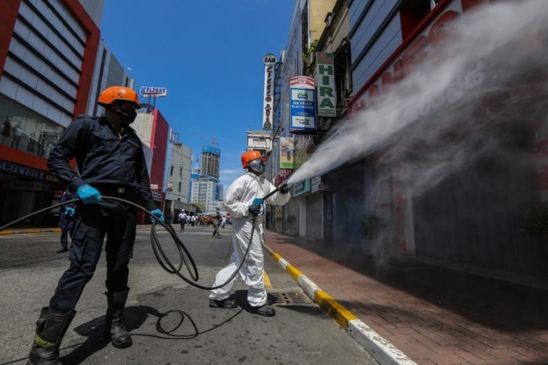 COVID-19: PULVERIZAR RUAS COM DESINFETANTE É PERIGOSO E NÃO EFICAZ DIZ OMS