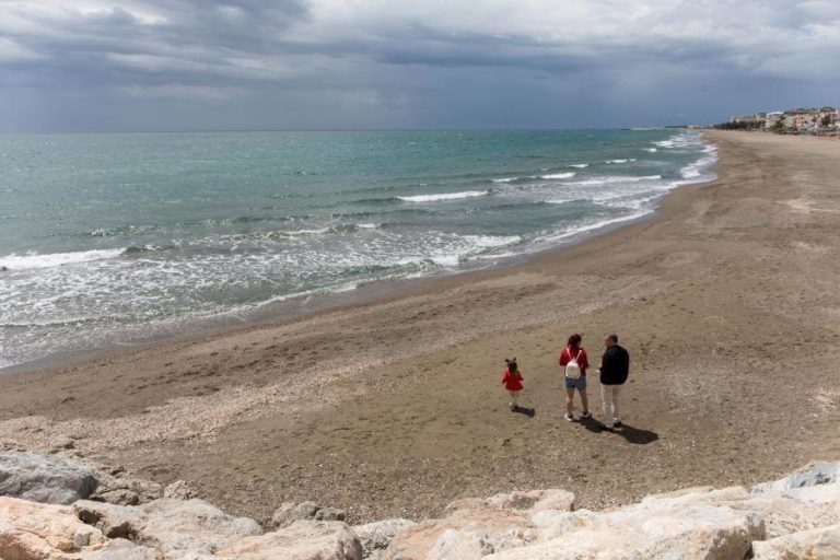 COVID-19: COMISSÃO EUROPEIA PEDE DISTÂNCIA NAS PRAIAS E LIMITE DE CLIENTES EM RESTAURANTES
