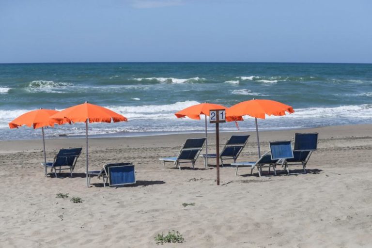 COVID-19: UTENTES DAS PRAIAS DEVEM ASSEGURAR DISTANCIAMENTO FÍSICO DE 1,5 METROS ENTRE DIFERENTES GRUPOS
