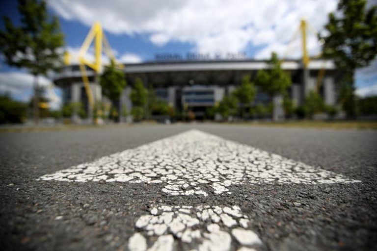 COVID-19: BUNDESLIGA RECOMEÇOU COM BANCADAS VAZIAS E ECO DOS JOGADORES