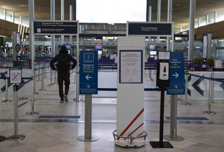 MÃE E BEBÉ PORTUGUESES LIBERTADOS DE AEROPORTO EM FRANÇA