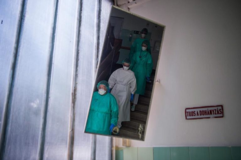 DOIS HOMENS FORAM PRESOS POR QUESTIONAREM GESTÃO DA PANDEMIA PELO GOVERNO HÚNGARO