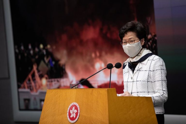 HONG KONG PROMETE “COOPERAR TOTALMENTE” COM PEQUIM NA LEI DE SEGURANÇA NACIONAL