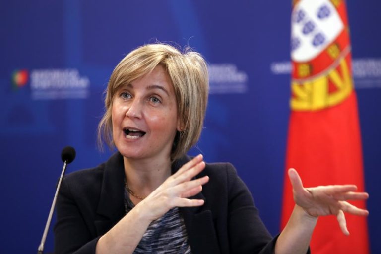 COVID-19: MARTA TEMIDO ASSUME PODER HAVER INFORMAÇÃO A “ALINHAR” COM ENFERMEIROS