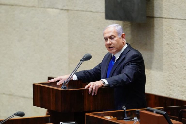 TRIBUNAL ISRAELITA ORDENA NETANYAHU A COMPARECER NA ABERTURA DO JULGAMENTO