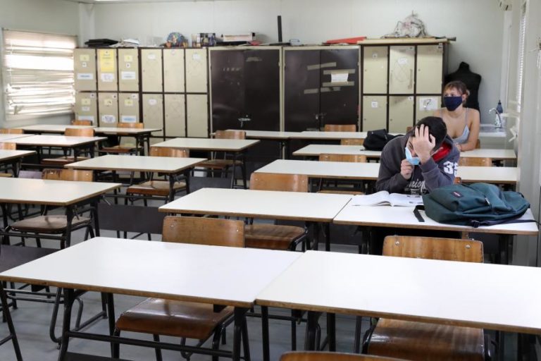 COVID-19: NOVE EM DEZ ALUNOS FORAM ÀS AULAS E OS DOCENTES TAMBÉM NÃO FALTARAM