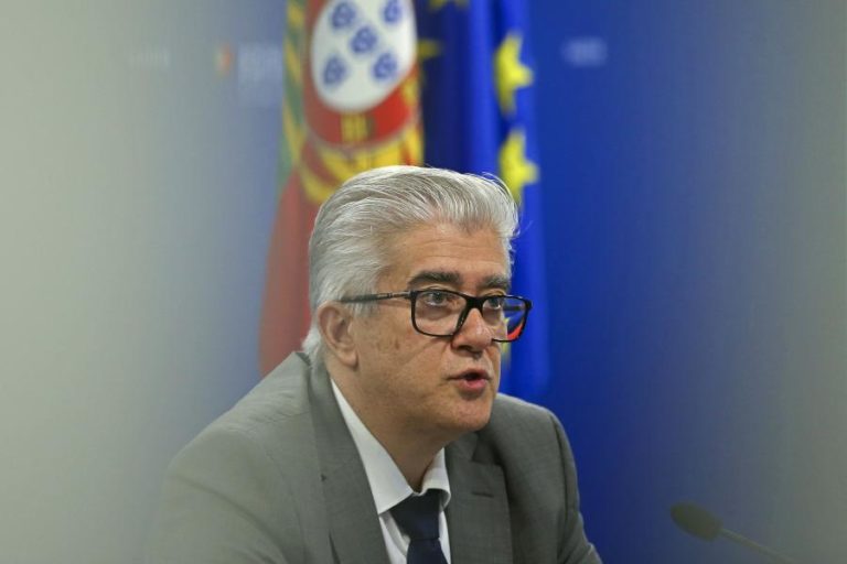 COVID-19: TAXA DE OCUPAÇÃO DOS CUIDADOS INTENSIVOS É 54%, CERCA DE 30% COM SARS-COV-2