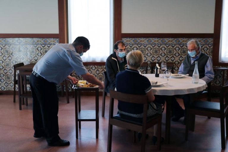 COVID-19: ABERTURA DOS RESTAURANTES FAZ SUBIR EM 10% COMPRAS COM MULTIBANCO NA 2.ª FEIRA