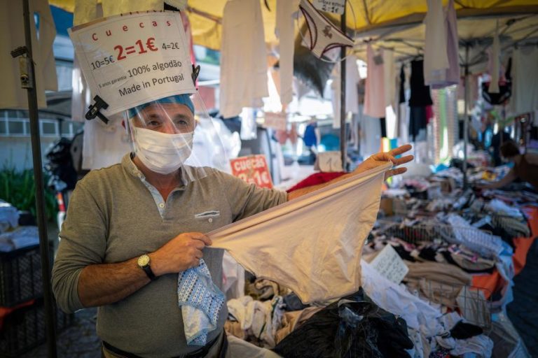 COVID-19: MÁSCARAS NO ROSTO E À VENDA MARCAM REGRESSO DA FEIRA SEMANAL DE BRAGA