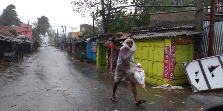 CICLONE AMPHAN APROXIMA-SE DA ÍNDIA E BANGLADESH