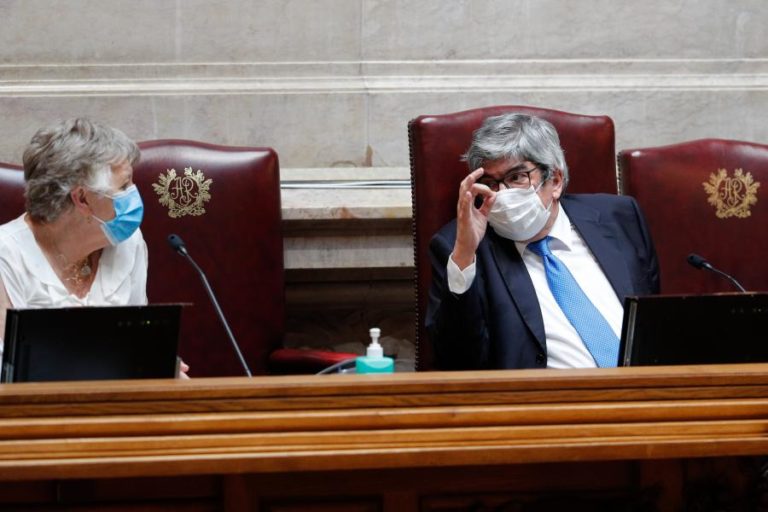 COVID-19: DGS RECOMENDA USO DE MÁSCARA NO PARLAMENTO MESMO QUANDO SE DISCURSA