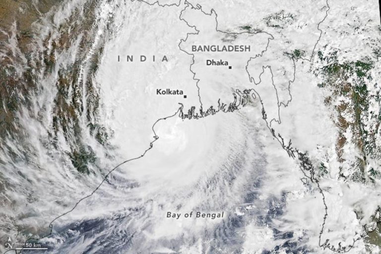 PASSAGEM DO CICLONE AMPHAN PELA ÍNDIA E BANGLADESH PROVOCA PELO MENOS 106 MORTES