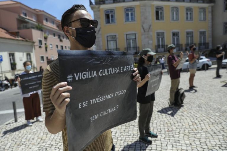 VIGÍLIA EM FRENTE AO PARLAMENTO PARA DAR VISIBILIDADE A LUTA DE ANOS NA CULTURA