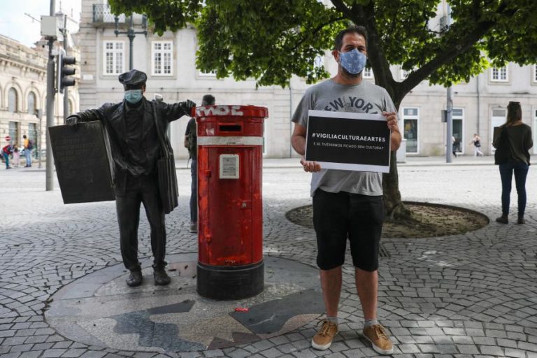 COVID-19: VIGÍLIA NA PRAÇA DA LIBERDADE DO PORTO PEDE “FUNDO DE EMERGÊNCIA” PARA A CULTURA