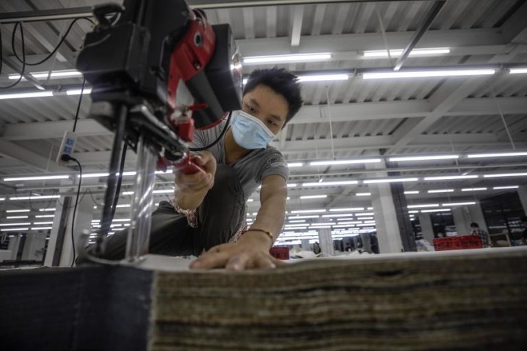 LUCROS DA INDÚSTRIA CHINESA CAEM 27,4% NOS QUATRO PRIMEIROS MESES DO ANO