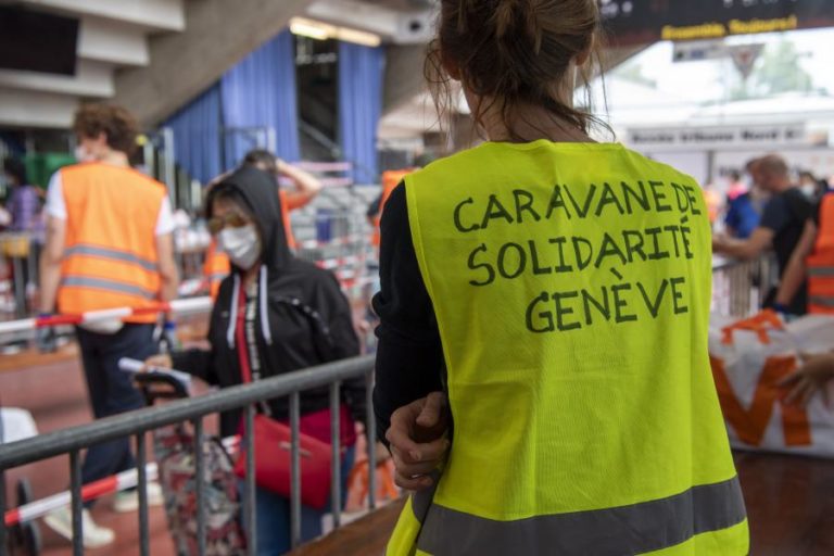 COVID-19: EMIGRANTES PORTUGUESES NA FILA PARA AJUDA ALIMENTAR REVELA CRISE NA COMUNIDADE