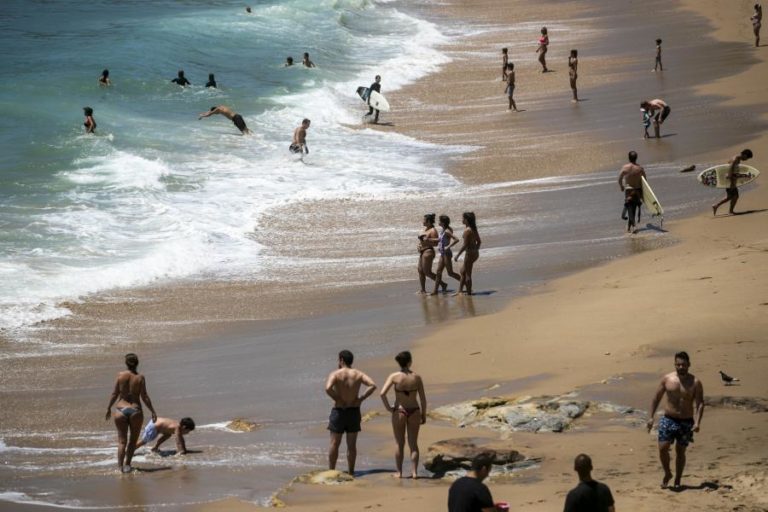 COVID-19: DISTANCIAMENTO DIFÍCIL NO MAR E NO AREAL NAS PRAIAS PEQUENAS DA LINHA DE CASCAIS