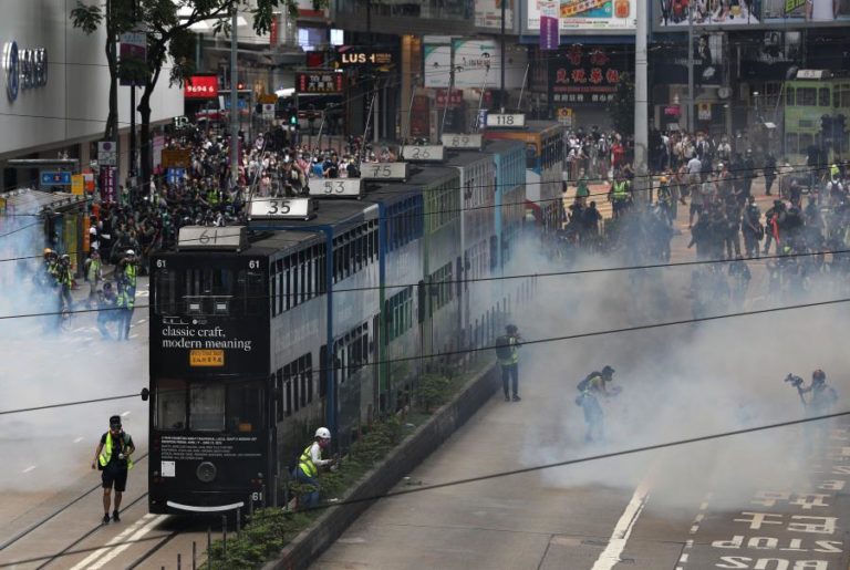 POLÍCIA EM HONG KONG DISPARA GÁS LACRIMOGÉNEO SOBRE CENTENAS DE MANIFESTANTES