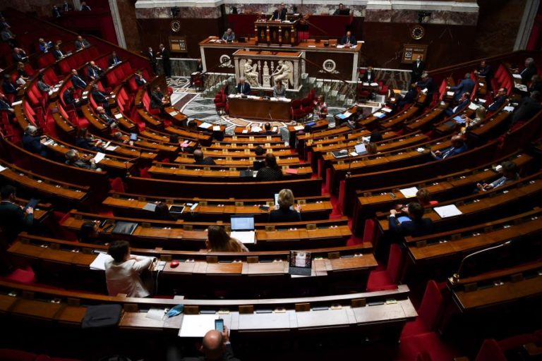COVID-19: DEPUTADOS FRANCESES APROVAM APLICAÇÃO QUE RECONSTITUI LIGAÇÕES PESSOAIS