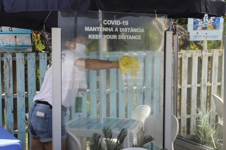COVID-19: BAR DE PRAIA EM SANTA CRUZ SEPARA MESAS DA ESPLANADA COM VIDROS ACRÍLICOS PARA REFORÇAR PROTEÇÃO