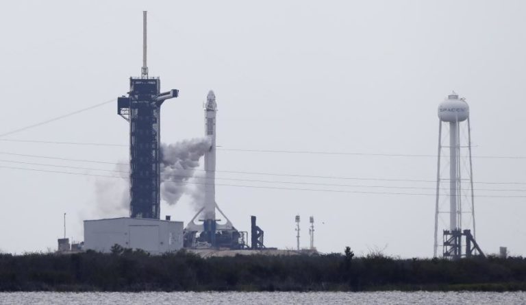 MAU TEMPO ADIA PARA SÁBADO PRIMEIRO VOO TRIPULADO DA SPACEX