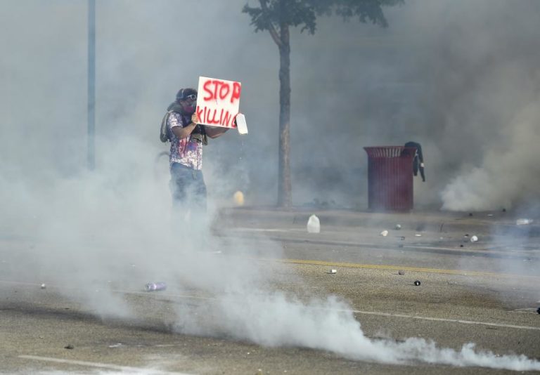 PROTESTOS NOS EUA CONTRA MORTE DE AFRO-AMERICANO NAS MÃOS DA POLÍCIA