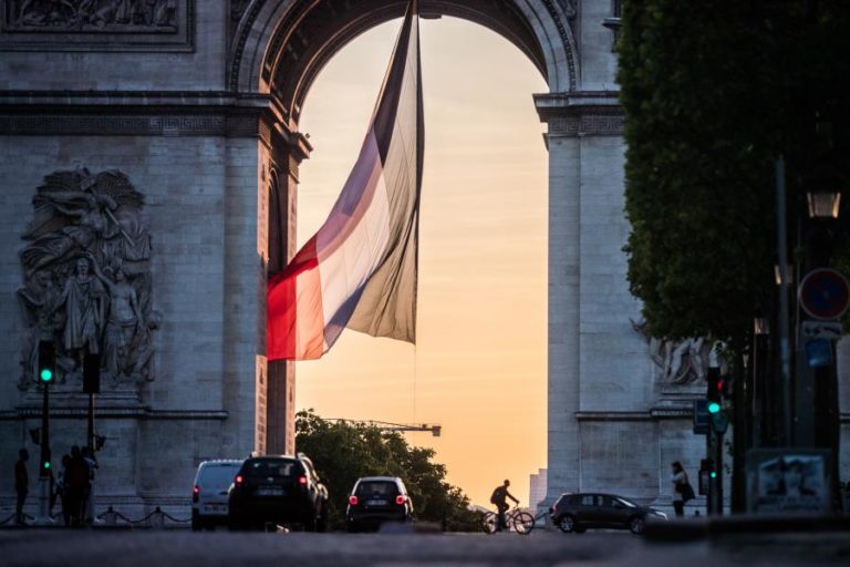 COVID-19: NÚMERO DE HOSPITALIZAÇÕES E MORTES CONTINUAM EM BAIXA EM FRANÇA