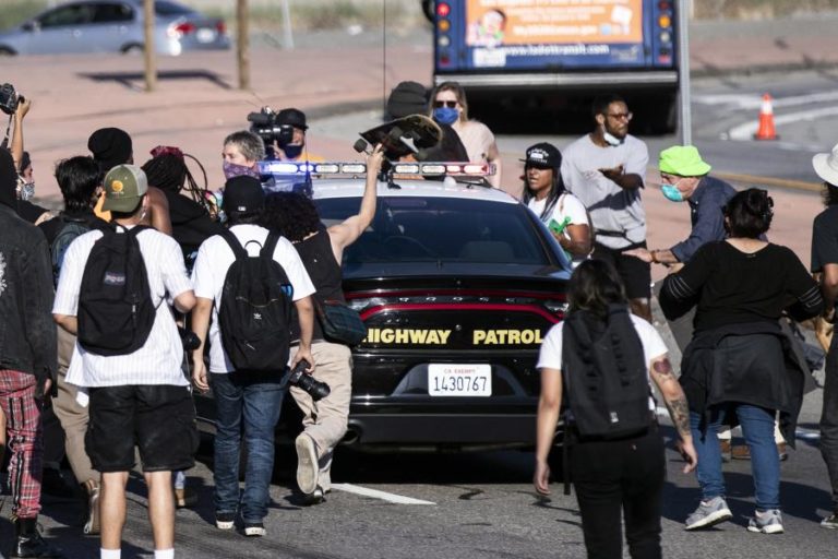 UM HOMEM MORREU DURANTE PROTESTOS CONTRA VIOLÊNCIA POLICIAL EM MINNEAPOLIS