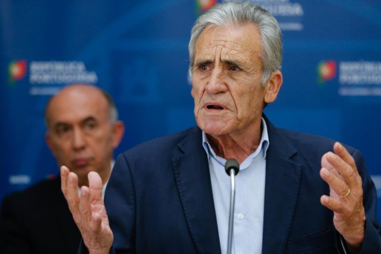 COVID-19: PCP ATACA QUEM SÓ APLAUDE E NÃO APOIA AUMENTOS NA SAÚDE
