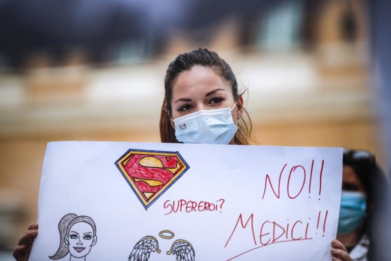 ITÁLIA: MILHARES DE MÉDICOS E ESTUDANTES NA RUA PARA PEDIR REFORMA DO ENSINO
