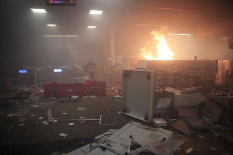 PROTESTOS PELA MORTE DE AFRO-AMERICANO EM VÁRIAS CIDADES DOS EUA