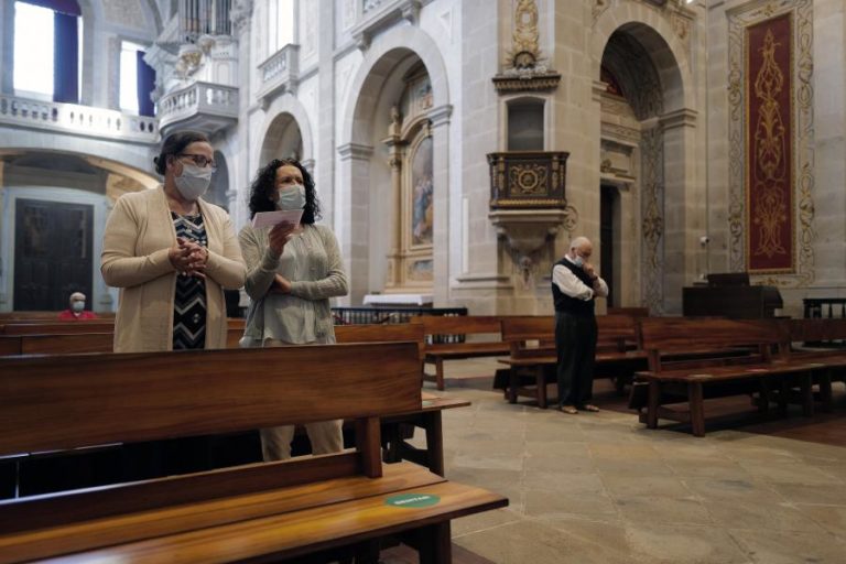 MÁSCARAS NÃO ESCONDEM EMOÇÃO E ALÍVIO DOS FIÉIS NO REGRESSO ÀS MISSAS