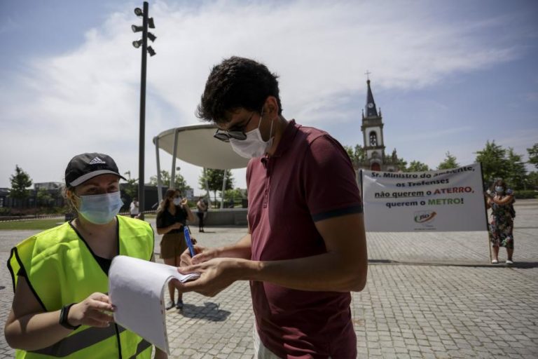 CENTENAS DE POPULARES MANIFESTAM-SE NA TROFA CONTRA ATERRO SANITÁRIO