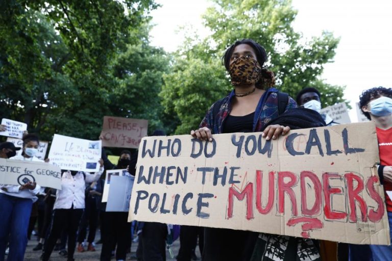 MILHARES DE PESSOAS EXIGEM JUSTIÇA PARA FLOYD NA EMBAIXADA DOS EUA EM BERLIM