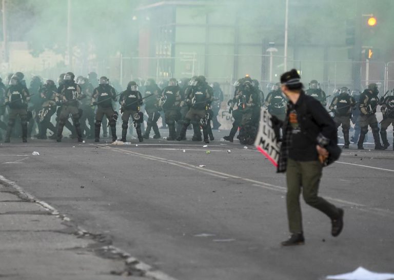 POLÍCIA DE MINNEAPOLIS DESCOBRE CADÁVER PERTO DE CARRO QUEIMADO EM MOTINS