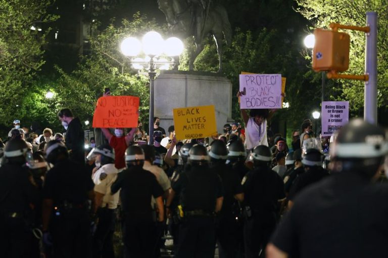 PELO MENOS 345 DETIDOS E 33 POLÍCIAS FERIDOS NAS MANIFESTAÇÕES EM NOVA IORQUE